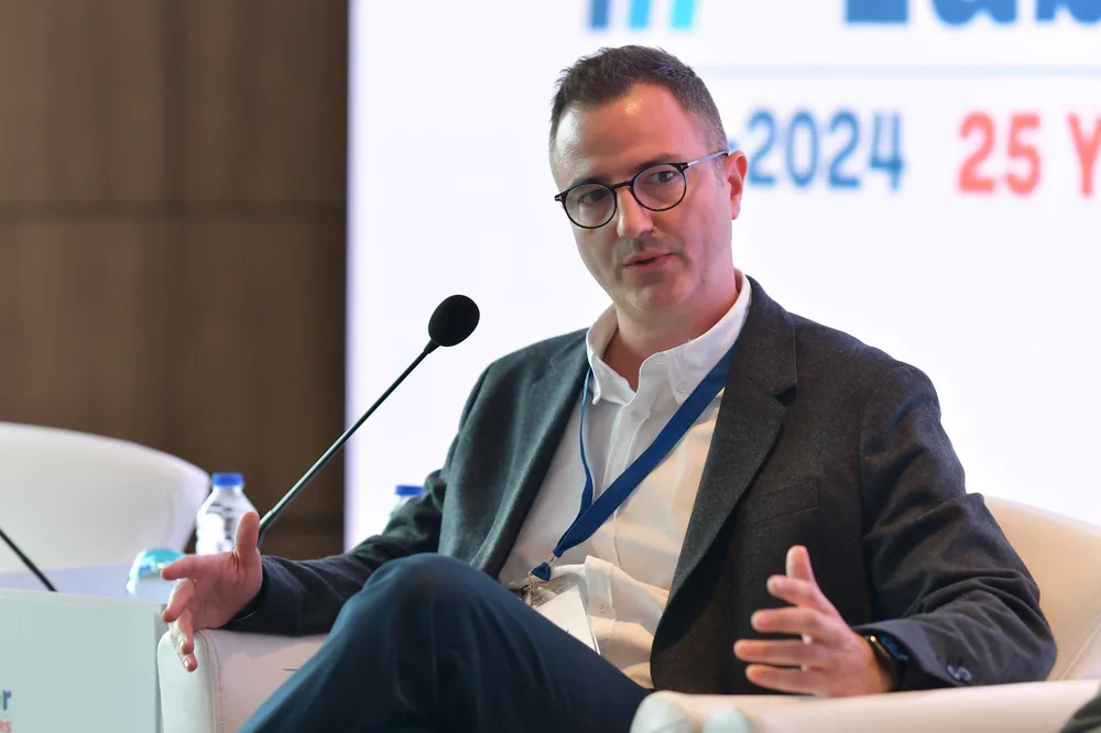 One-to-one B2B meeting at an Istanbul trade event
