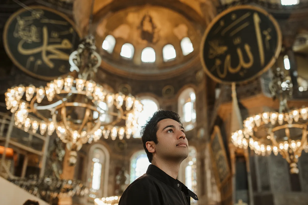 Vacation photography session at a traditional café in Istanbul